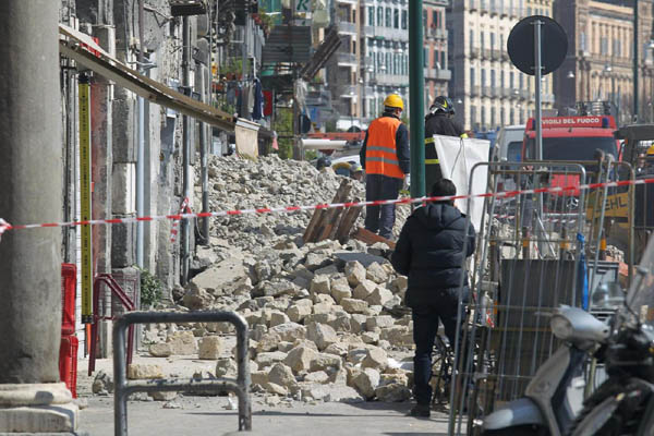 Crolla un palazzo a Napoli. I cittadini: “Disastro annunciato”