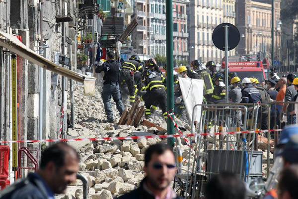 Crolla un palazzo a Napoli. I cittadini: “Disastro annunciato”