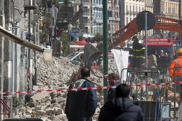 Crolla un palazzo a Napoli. I cittadini: “Disastro annunciato”