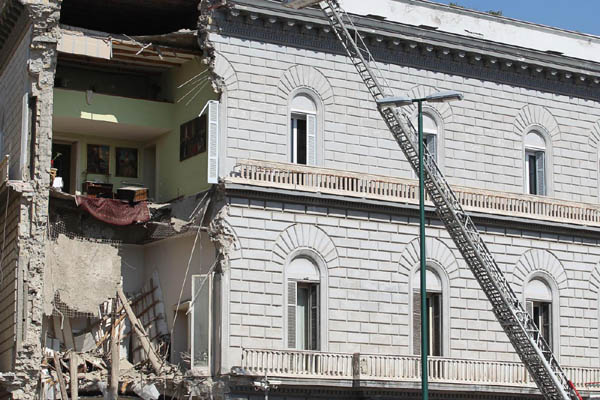 Crolla un palazzo a Napoli. I cittadini: “Disastro annunciato”