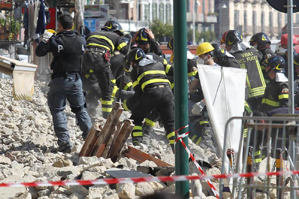 Crolla un palazzo a Napoli. I cittadini: “Disastro annunciato”