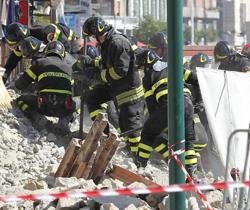 Crolla un palazzo a Napoli. I cittadini: “Disastro annunciato”