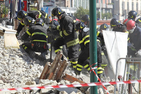 Crolla un palazzo a Napoli. I cittadini: “Disastro annunciato”