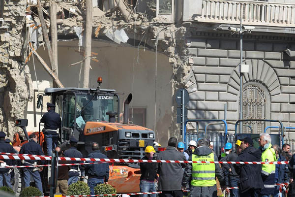 Crolla un palazzo a Napoli. I cittadini: “Disastro annunciato”