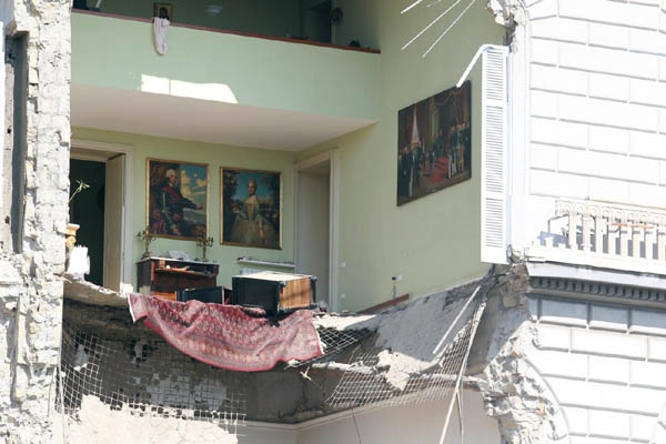 Crolla un palazzo a Napoli. I cittadini: “Disastro annunciato”
