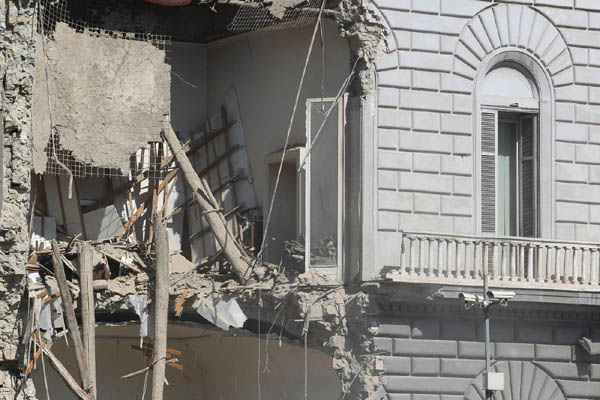 Crolla un palazzo a Napoli. I cittadini: “Disastro annunciato”