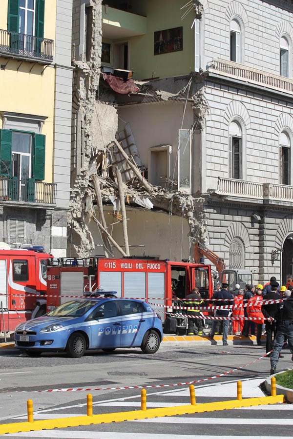 Crolla un palazzo a Napoli. I cittadini: “Disastro annunciato”