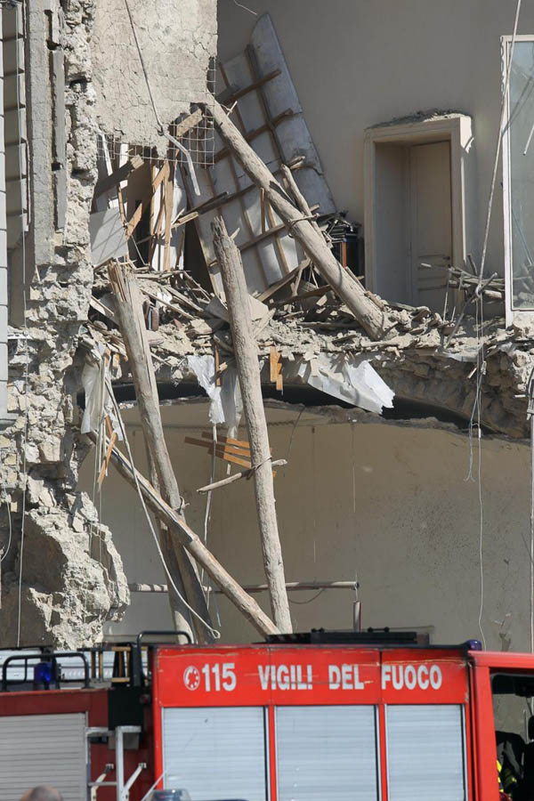Crolla un palazzo a Napoli. I cittadini: “Disastro annunciato”