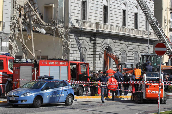 Crolla un palazzo a Napoli. I cittadini: “Disastro annunciato”
