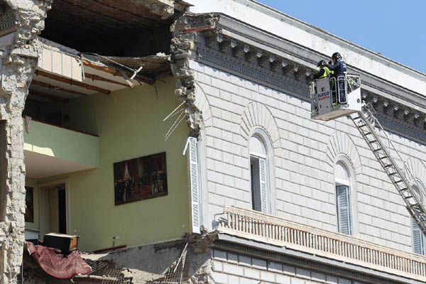 Crolla un palazzo a Napoli. I cittadini: “Disastro annunciato”