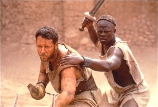 Russel Crowe come Formigoni: anche lui vede gli UFO
