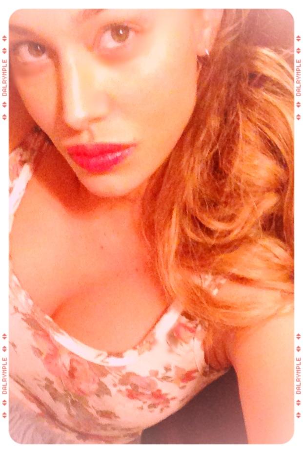 Belen senza trucco su Facebook: sexy anche in gravidanza