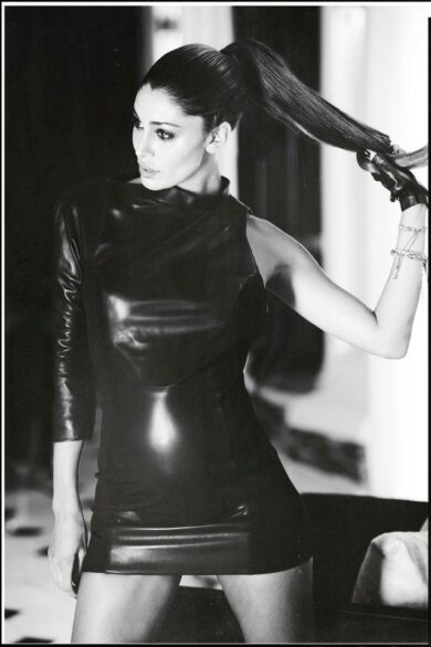 Belen senza trucco su Facebook: sexy anche in gravidanza