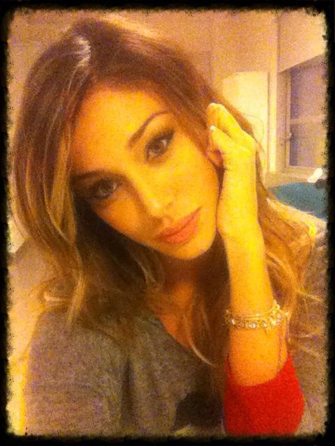 Belen senza trucco su Facebook: sexy anche in gravidanza