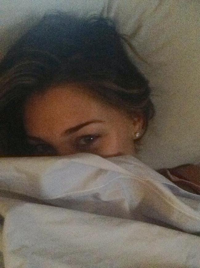 Belen senza trucco su Facebook: sexy anche in gravidanza