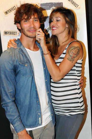 Belen senza trucco su Facebook: sexy anche in gravidanza