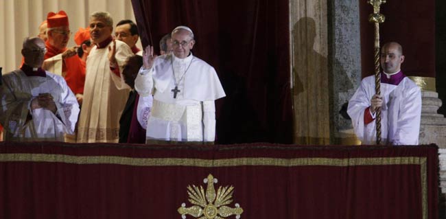 Ecco Francesco I, le prime immagini del Papa