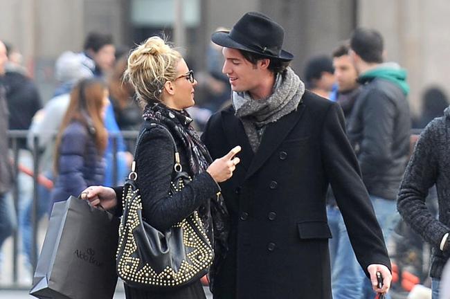 La velina bionda tradita dal fidanzato: per lui un notte di fuoco con Sara Tommasi La velina bionda tradita dal fidanzato: per lui un notte di fuoco con Sara Tommasi
