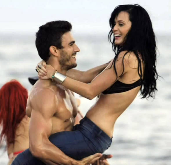 Katy Perry si racconta in una autobiografia pagata 2 milioni