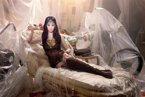Katy Perry si racconta in una autobiografia pagata 2 milioni