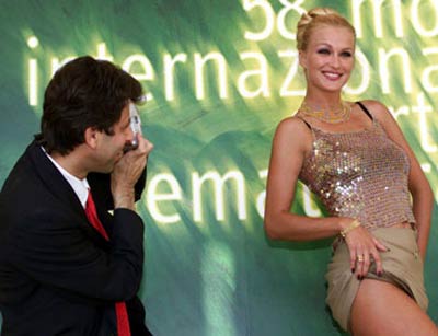 Eva Henger si sposa: nozze con Massimiliano Caroletti Eva Henger si sposa: nozze con Massimiliano Caroletti