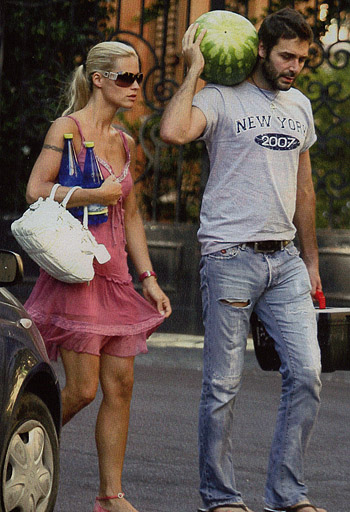 Michelle Hunziker pranza con la mamma: il pancino ora c’è e si vede Michelle Hunziker pranza con la mamma: il pancino ora c’è e si vede
