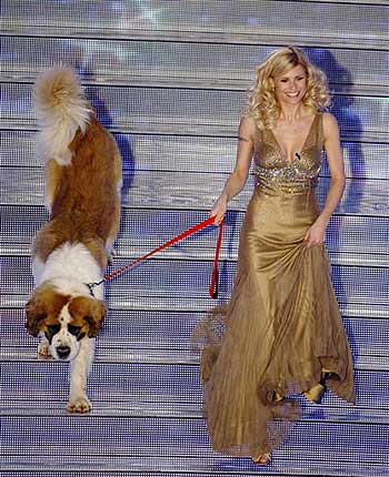 Michelle Hunziker pranza con la mamma: il pancino ora c’è e si vede Michelle Hunziker pranza con la mamma: il pancino ora c’è e si vede