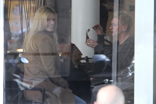 Michelle Hunziker pranza con la mamma: il pancino ora c’è e si vede Michelle Hunziker pranza con la mamma: il pancino ora c’è e si vede