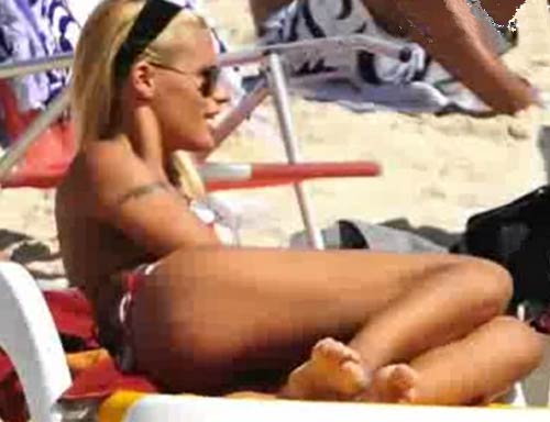 Michelle Hunziker pranza con la mamma: il pancino ora c’è e si vede Michelle Hunziker pranza con la mamma: il pancino ora c’è e si vede
