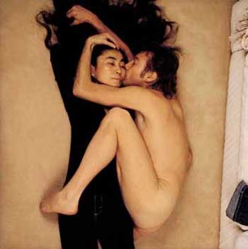 Yoko ono pubblica su Twitter la foto degli occhiali insanguinati di John Lennon Yoko ono pubblica su Twitter la foto degli occhiali insanguinati di John Lennon