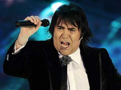 Renato Zero al top della classifica con “Amo”: live da record, a Roma un mese di concerti