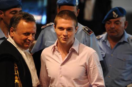 Meredith, annullate le assoluzioni. Amanda e Raffaele di nuovo a processo Meredith, annullate le assoluzioni. Amanda e Raffaele di nuovo a processo