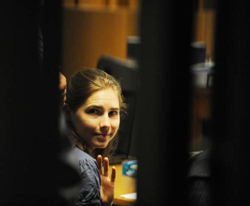 Meredith, annullate le assoluzioni. Amanda e Raffaele di nuovo a processo Meredith, annullate le assoluzioni. Amanda e Raffaele di nuovo a processo