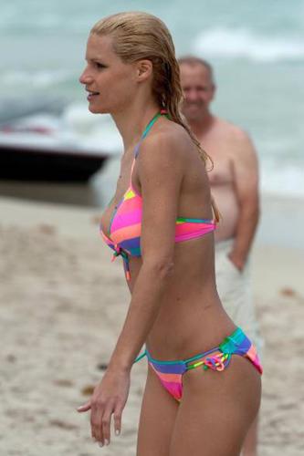 Michelle si accarezza il pancino: la Hunziker non può più nascondere la dolce attesa