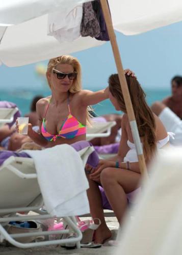 Michelle si accarezza il pancino: la Hunziker non può più nascondere la dolce attesa