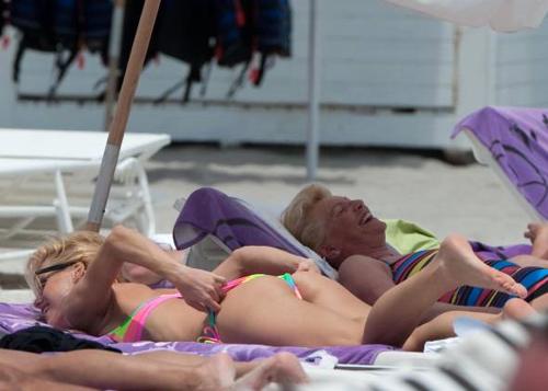 Michelle si accarezza il pancino: la Hunziker non può più nascondere la dolce attesa