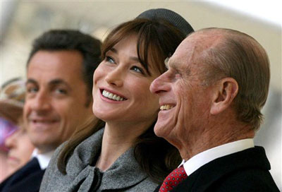 Francia, la Bruni difende Sarkozy. “Sul caso Bettencourt accuse dolorose”