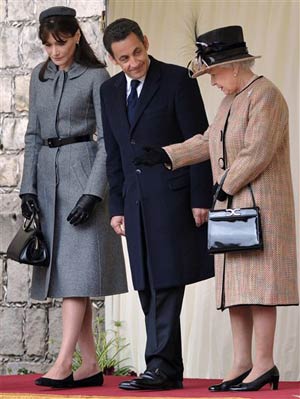 Francia, la Bruni difende Sarkozy. “Sul caso Bettencourt accuse dolorose”