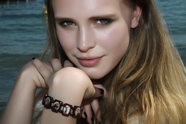 Gaia Weiss si racconta: “Nella vita sono una donna passionale, non  come Beatrice”