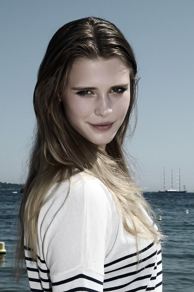 Gaia Weiss si racconta: “Nella vita sono una donna passionale, non  come Beatrice”