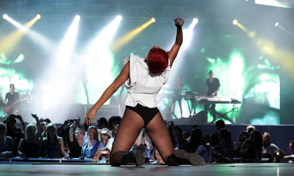 Rihanna si tocca in pubblico: sul palco a gambe spalancate Rihanna si tocca in pubblico: sul palco a gambe spalancate