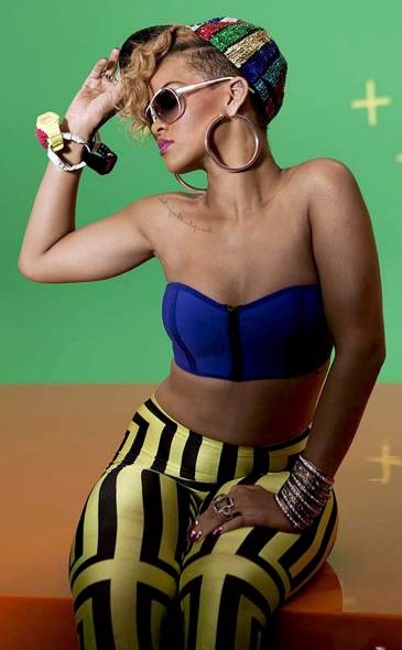 Rihanna si tocca in pubblico: sul palco a gambe spalancate Rihanna si tocca in pubblico: sul palco a gambe spalancate
