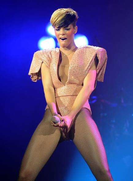 Rihanna si tocca in pubblico: sul palco a gambe spalancate Rihanna si tocca in pubblico: sul palco a gambe spalancate