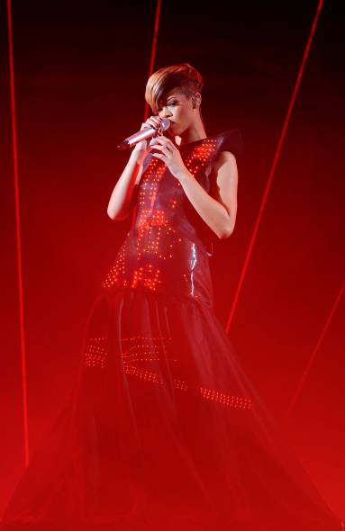 Rihanna si tocca in pubblico: sul palco a gambe spalancate Rihanna si tocca in pubblico: sul palco a gambe spalancate