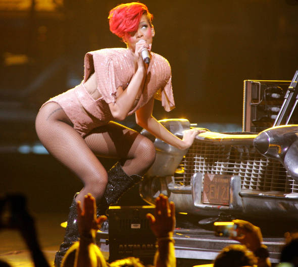 Rihanna si tocca in pubblico: sul palco a gambe spalancate Rihanna si tocca in pubblico: sul palco a gambe spalancate