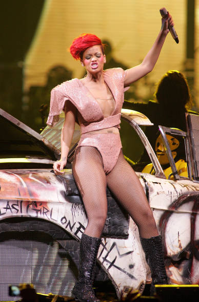 Rihanna si tocca in pubblico: sul palco a gambe spalancate Rihanna si tocca in pubblico: sul palco a gambe spalancate