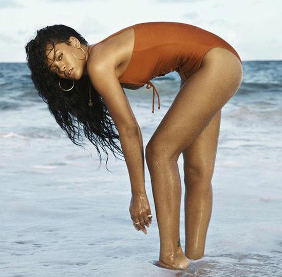 Rihanna si tocca in pubblico: sul palco a gambe spalancate Rihanna si tocca in pubblico: sul palco a gambe spalancate