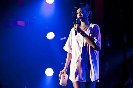 Rihanna si tocca in pubblico: sul palco a gambe spalancate Rihanna si tocca in pubblico: sul palco a gambe spalancate