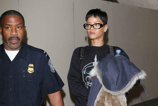 Rihanna si tocca in pubblico: sul palco a gambe spalancate Rihanna si tocca in pubblico: sul palco a gambe spalancate