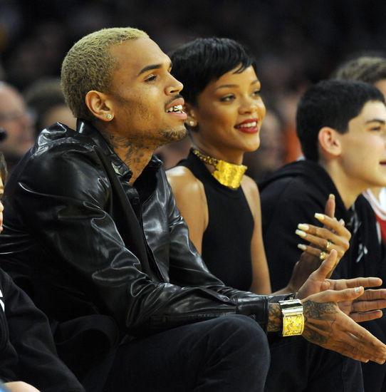 Rihanna si tocca in pubblico: sul palco a gambe spalancate Rihanna si tocca in pubblico: sul palco a gambe spalancate